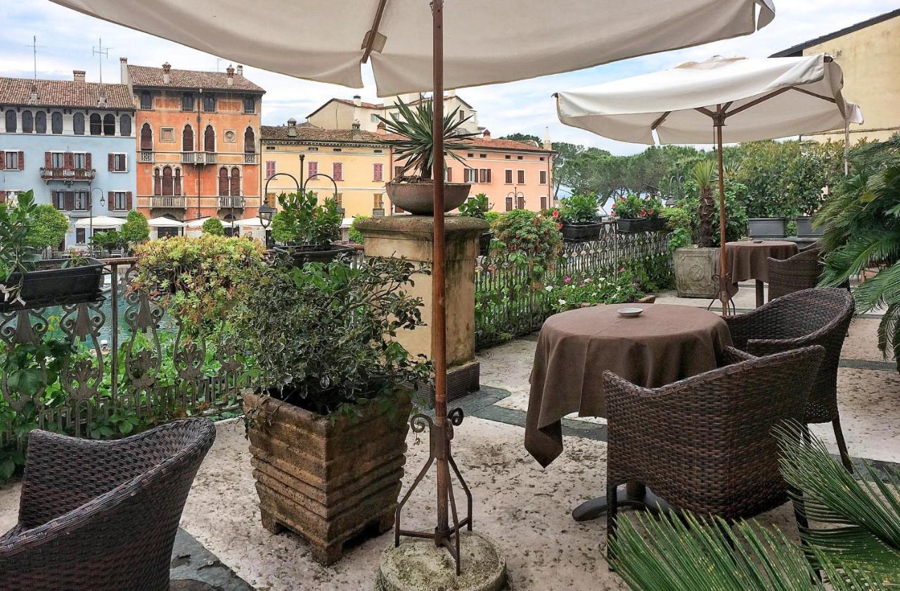 Hotel Piroscafo เดเซนซาโนเดลการ์ดา ภายนอก รูปภาพ
