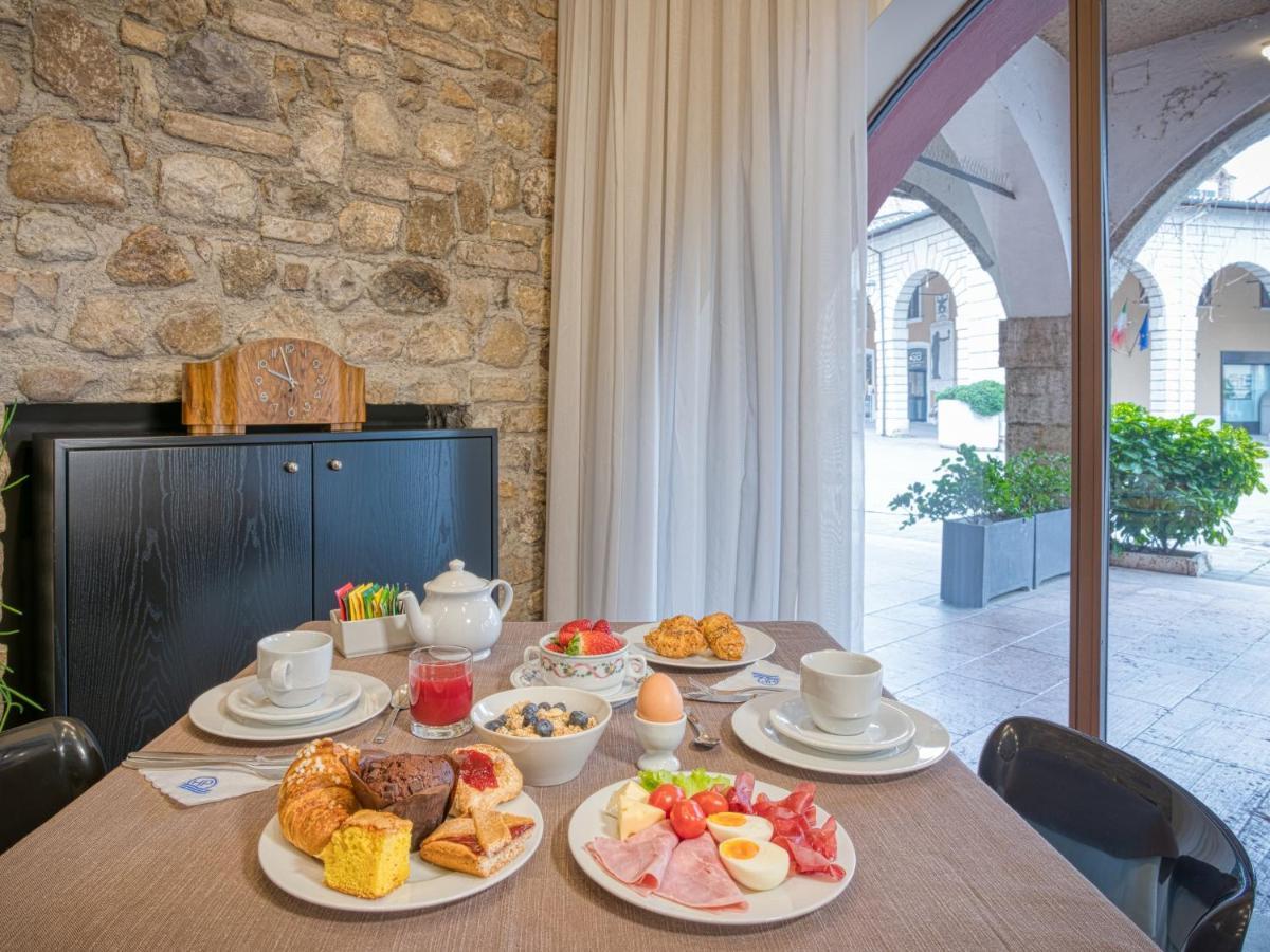 Hotel Piroscafo เดเซนซาโนเดลการ์ดา ภายนอก รูปภาพ