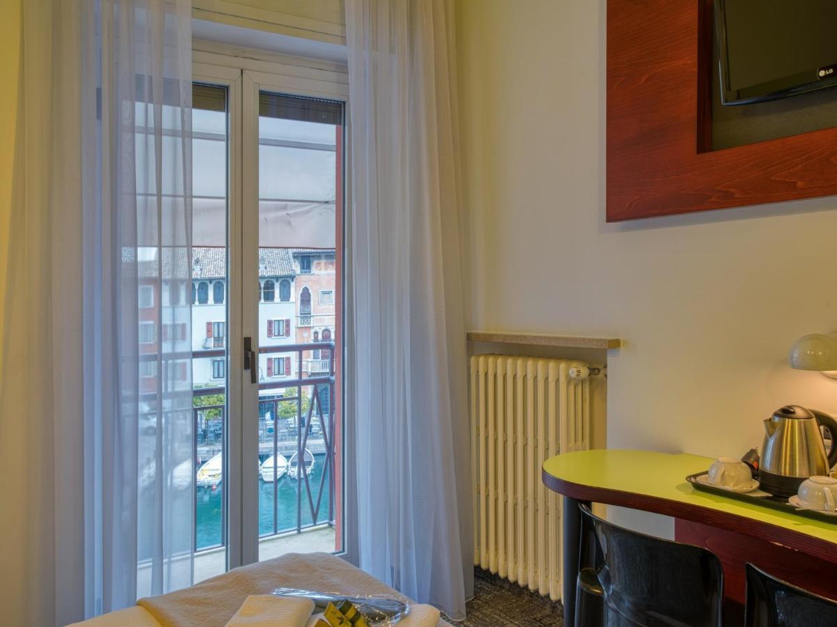 Hotel Piroscafo เดเซนซาโนเดลการ์ดา ภายนอก รูปภาพ