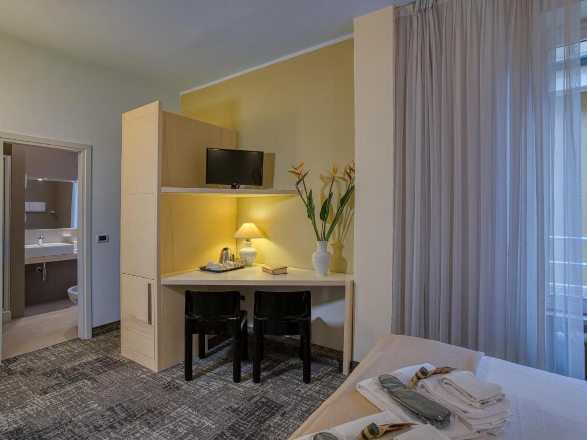Hotel Piroscafo เดเซนซาโนเดลการ์ดา ภายนอก รูปภาพ