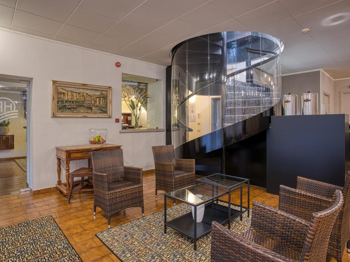 Hotel Piroscafo เดเซนซาโนเดลการ์ดา ภายนอก รูปภาพ
