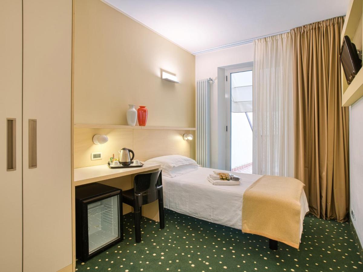 Hotel Piroscafo เดเซนซาโนเดลการ์ดา ภายนอก รูปภาพ