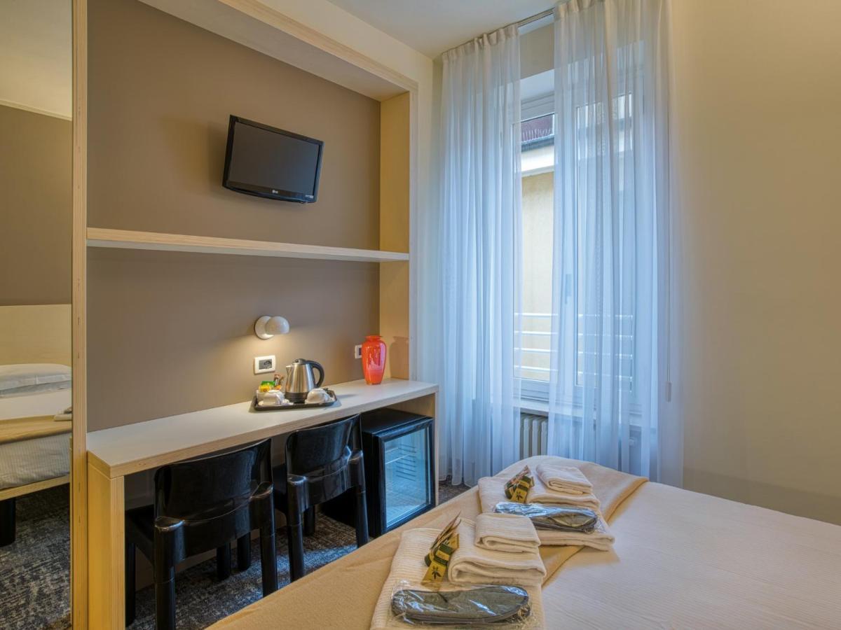 Hotel Piroscafo เดเซนซาโนเดลการ์ดา ภายนอก รูปภาพ