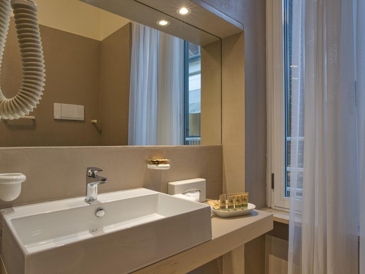 Hotel Piroscafo เดเซนซาโนเดลการ์ดา ภายนอก รูปภาพ