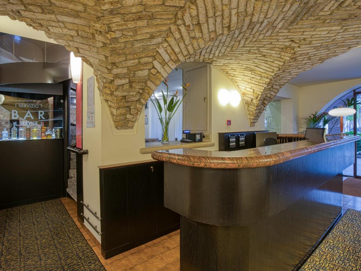Hotel Piroscafo เดเซนซาโนเดลการ์ดา ภายนอก รูปภาพ