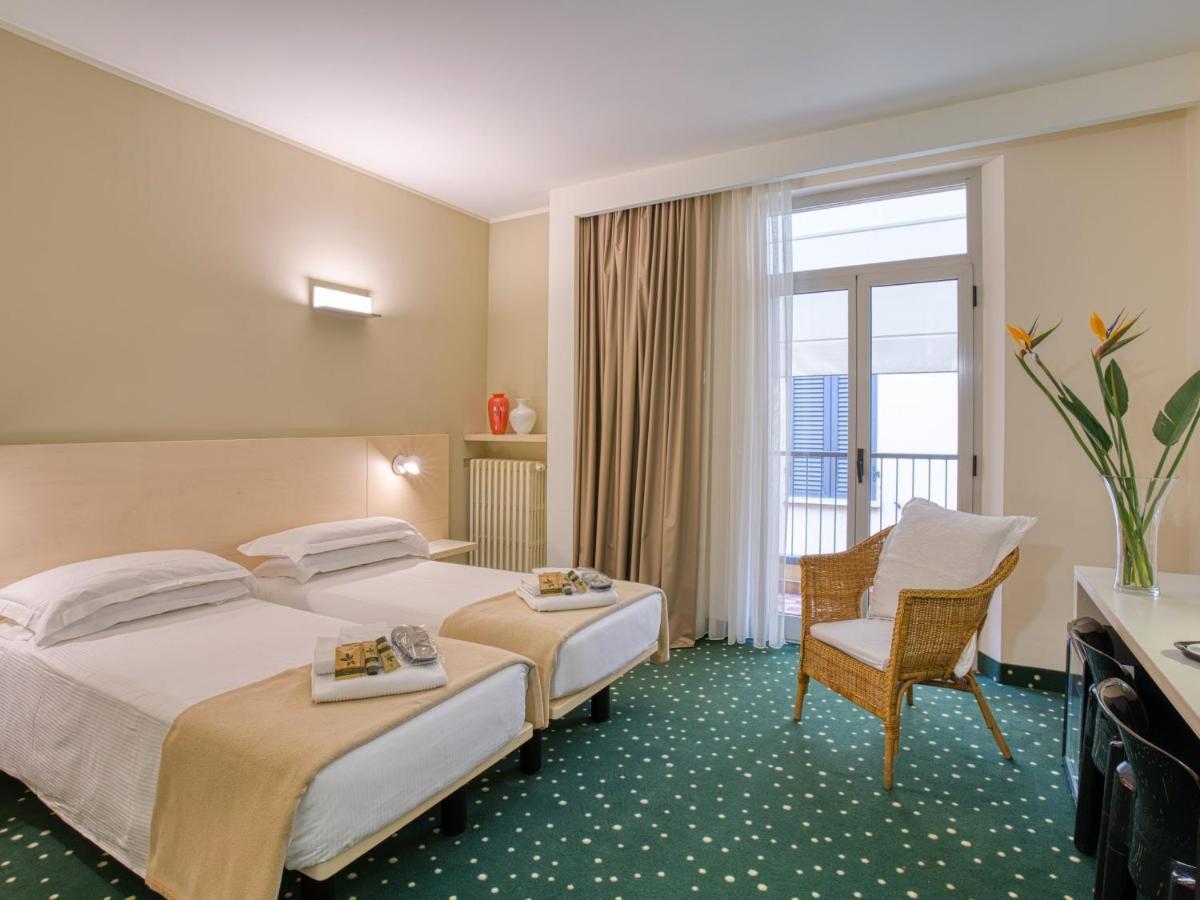 Hotel Piroscafo เดเซนซาโนเดลการ์ดา ภายนอก รูปภาพ