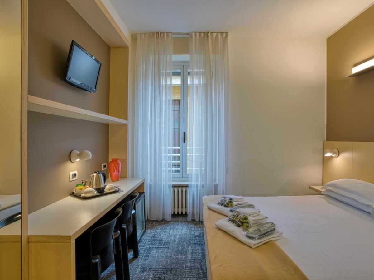 Hotel Piroscafo เดเซนซาโนเดลการ์ดา ภายนอก รูปภาพ