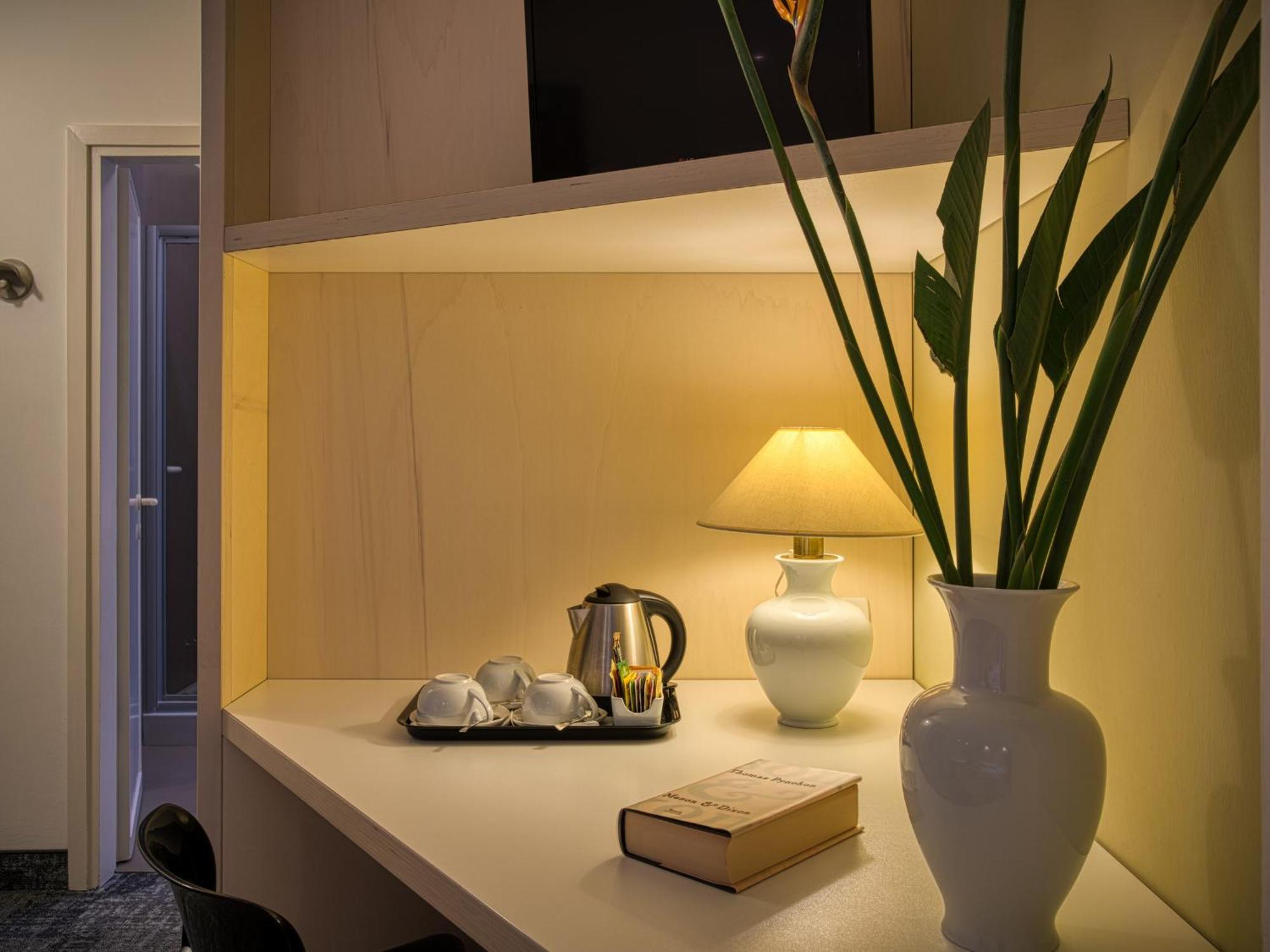 Hotel Piroscafo เดเซนซาโนเดลการ์ดา ภายนอก รูปภาพ