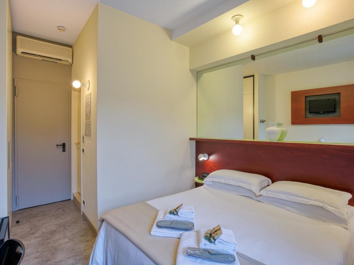 Hotel Piroscafo เดเซนซาโนเดลการ์ดา ภายนอก รูปภาพ