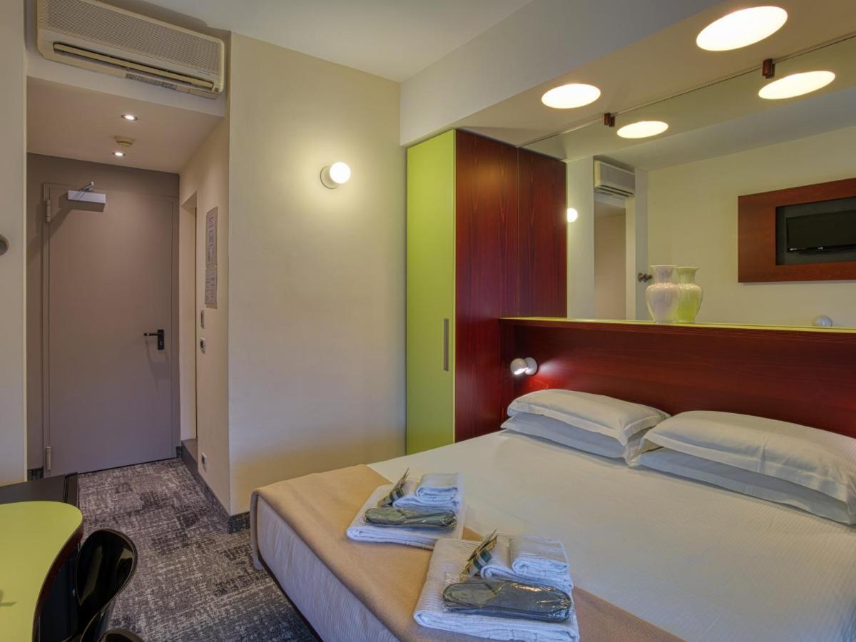 Hotel Piroscafo เดเซนซาโนเดลการ์ดา ภายนอก รูปภาพ