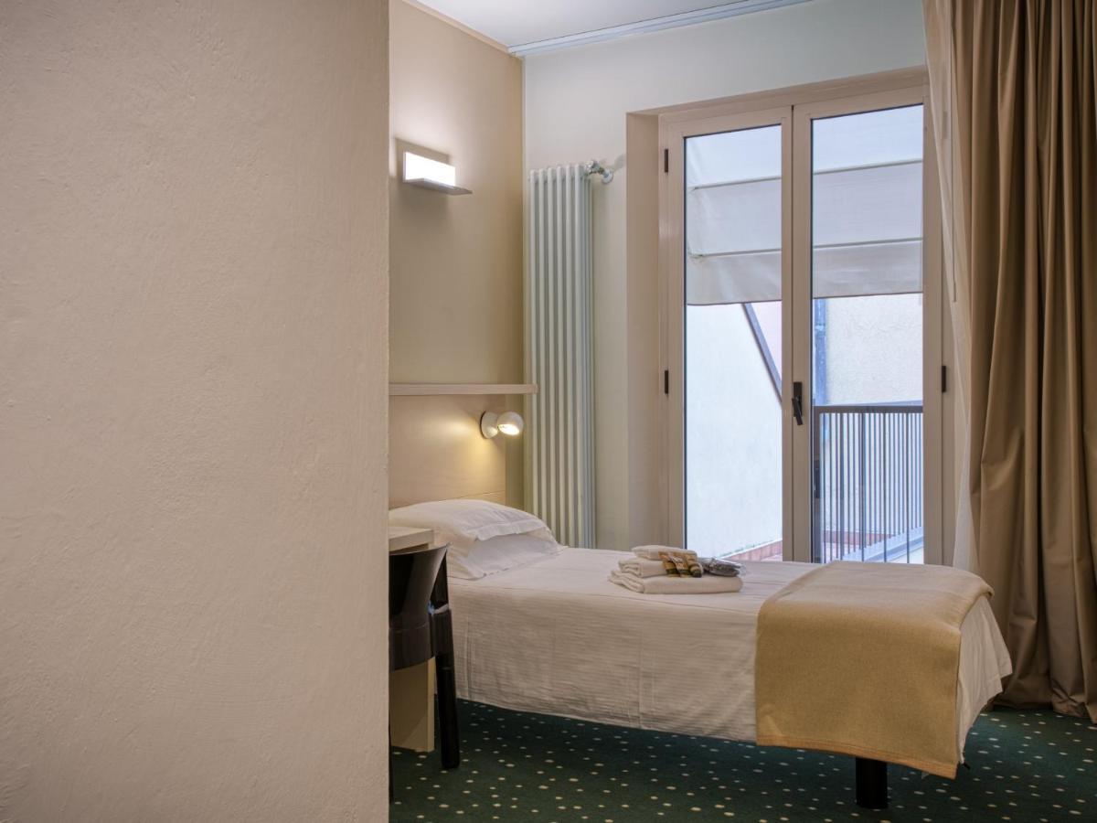 Hotel Piroscafo เดเซนซาโนเดลการ์ดา ภายนอก รูปภาพ