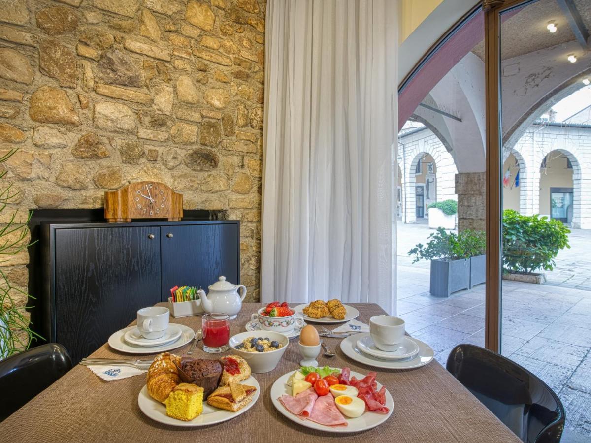 Hotel Piroscafo เดเซนซาโนเดลการ์ดา ภายนอก รูปภาพ