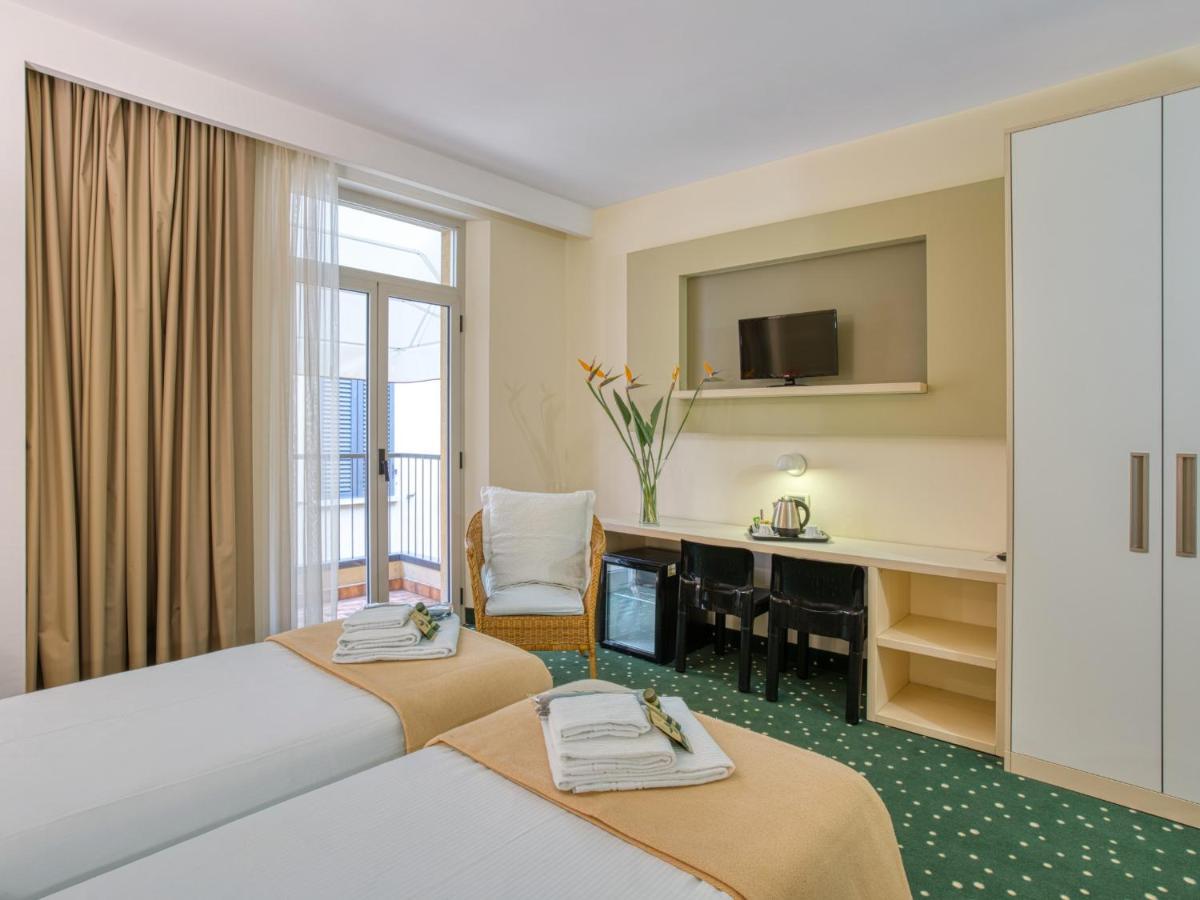 Hotel Piroscafo เดเซนซาโนเดลการ์ดา ภายนอก รูปภาพ
