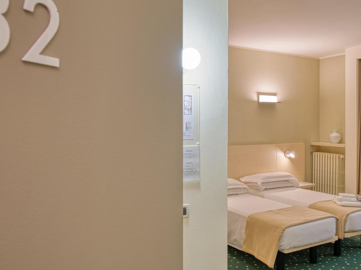 Hotel Piroscafo เดเซนซาโนเดลการ์ดา ภายนอก รูปภาพ
