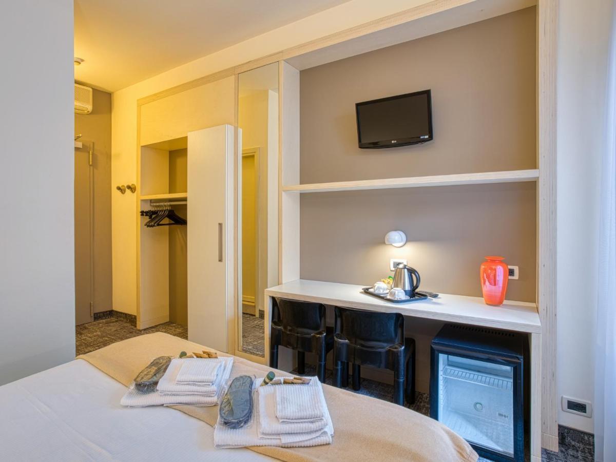 Hotel Piroscafo เดเซนซาโนเดลการ์ดา ภายนอก รูปภาพ