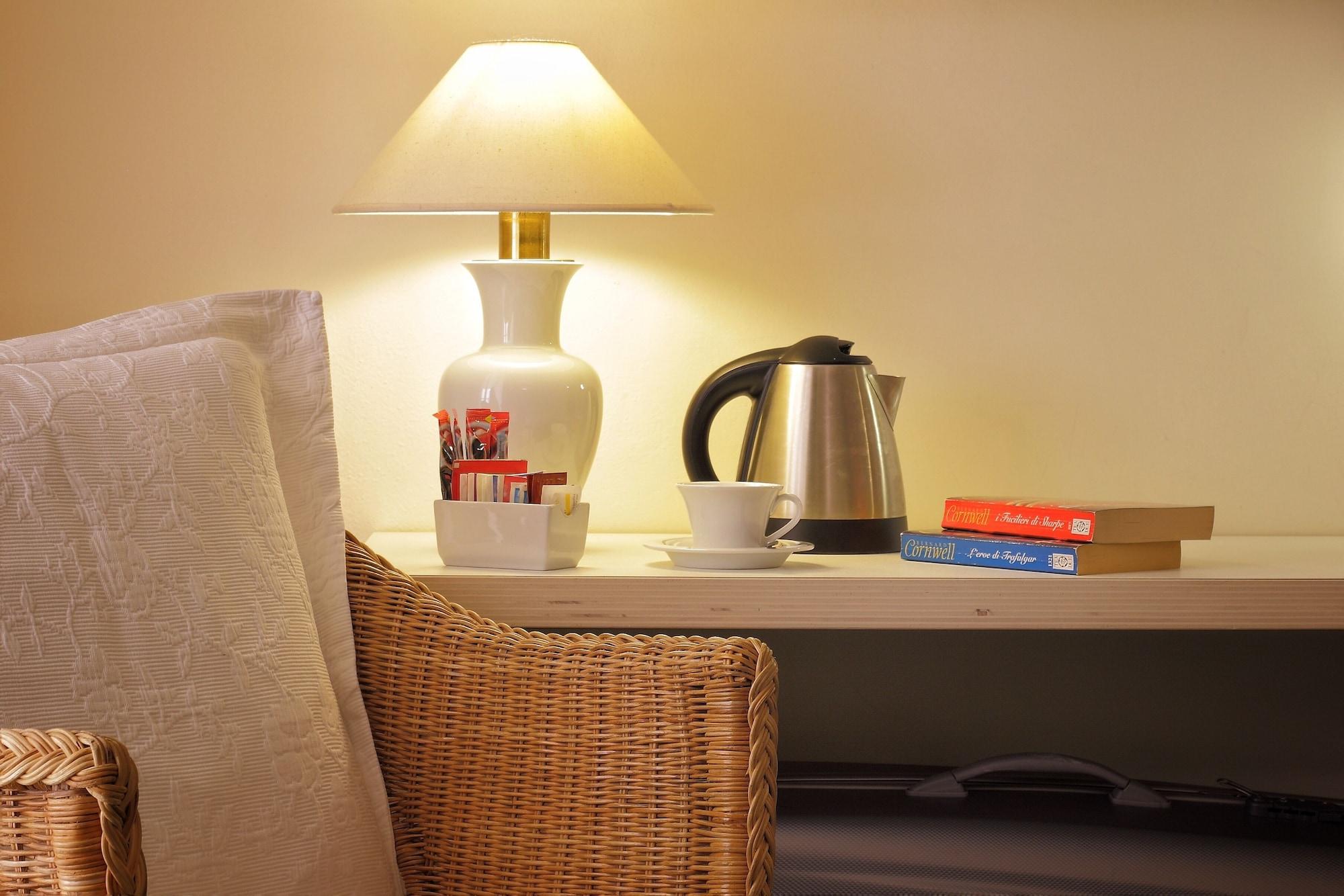 Hotel Piroscafo เดเซนซาโนเดลการ์ดา ภายนอก รูปภาพ