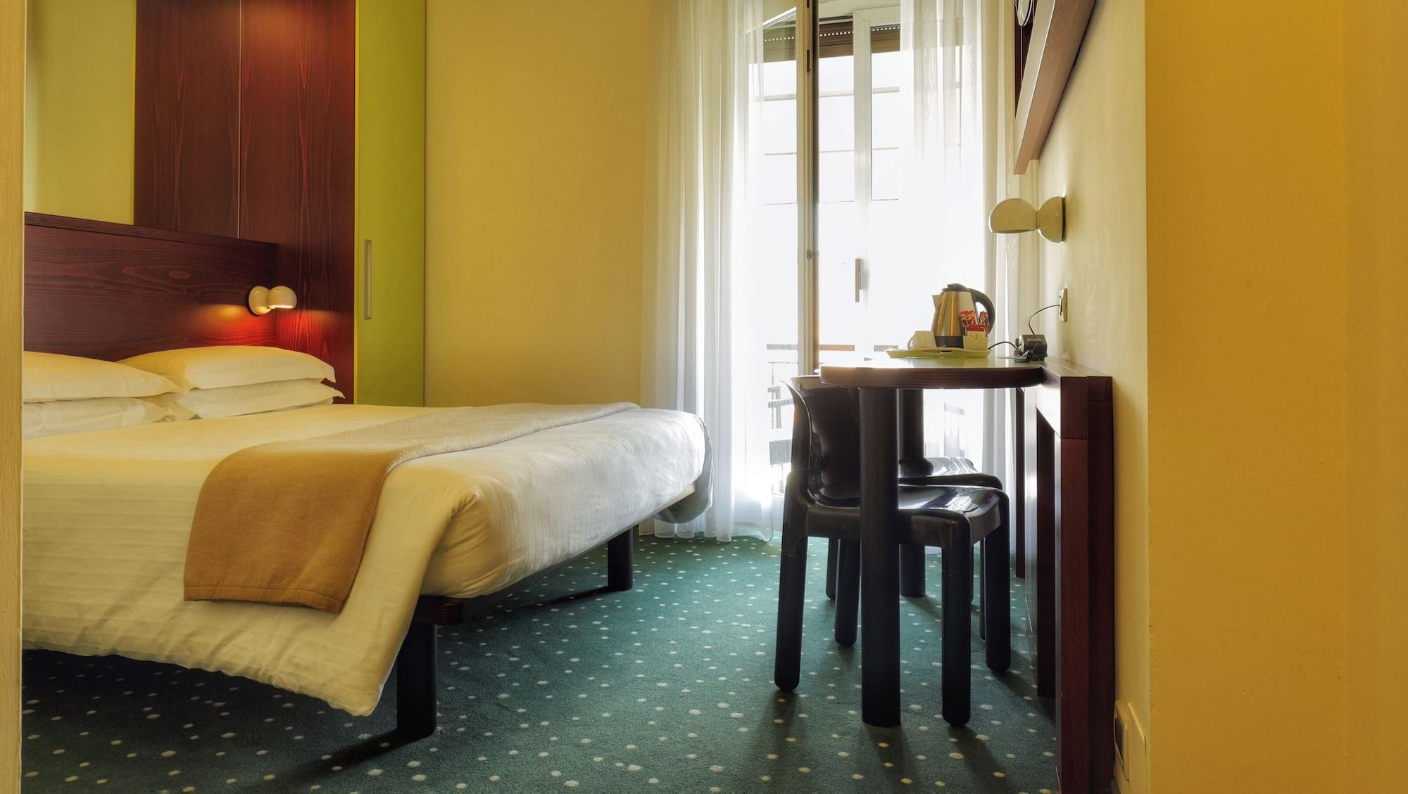 Hotel Piroscafo เดเซนซาโนเดลการ์ดา ภายนอก รูปภาพ