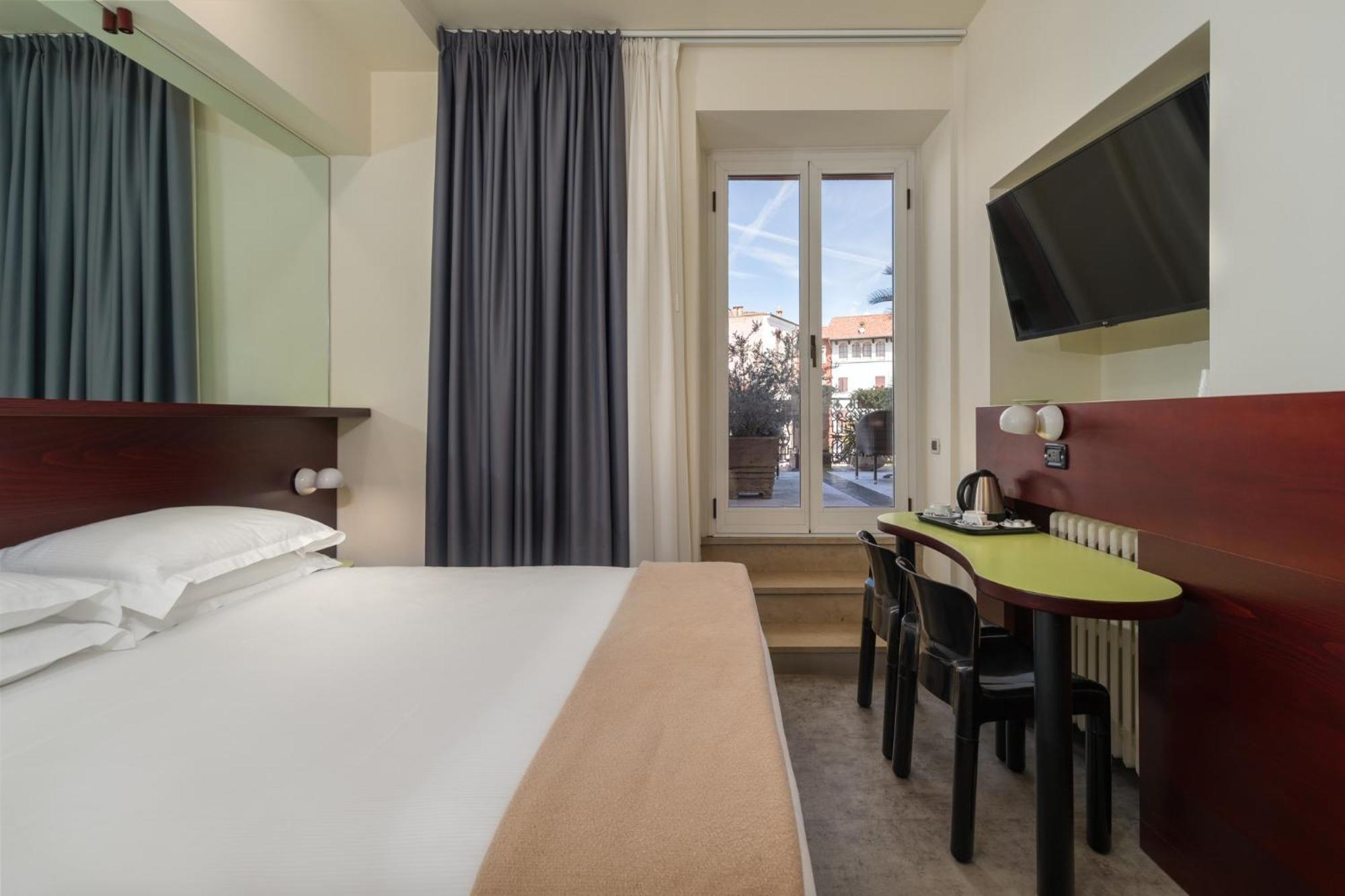 Hotel Piroscafo เดเซนซาโนเดลการ์ดา ภายนอก รูปภาพ