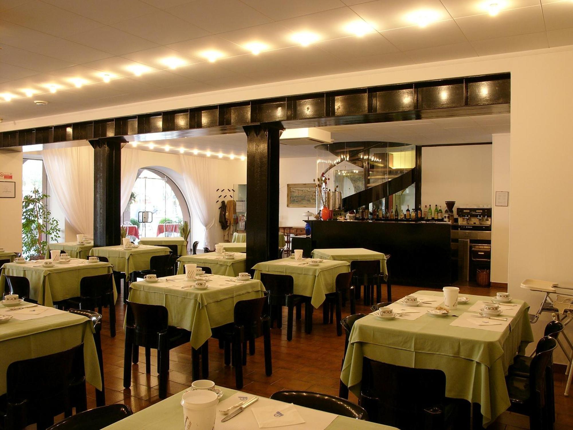 Hotel Piroscafo เดเซนซาโนเดลการ์ดา ภายนอก รูปภาพ